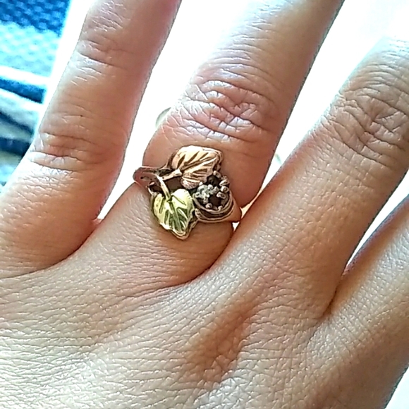 Jewelry - 10k yellow gold blackk hills gold leaf Ring